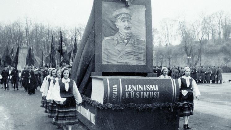 Malmö konstmuseum: Under de Röda fanorna foto hyllningståg
