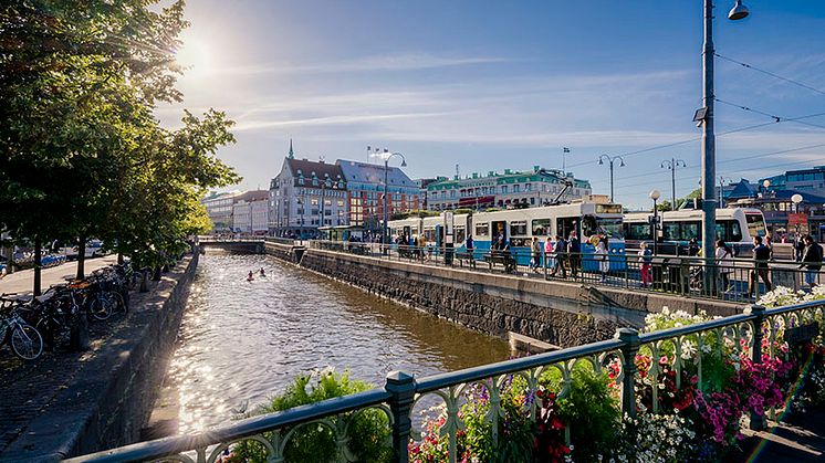 Vatten och grönska ger liv till staden. Kanalen vid Drottningtorget. Foto: Anders Wester/Göteborg & Co