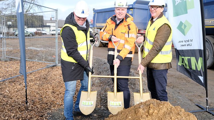 Bengt Jansson, styrelseordförande Ängelholmshem, Andreas Granberg, vd MTA Bygg och anläggning, samt Ola Carlsson tf kommunstyrelsen ordförande Ängelholm genomför första spadtag för kvarteret Lundvivan i Munka Ljungby.