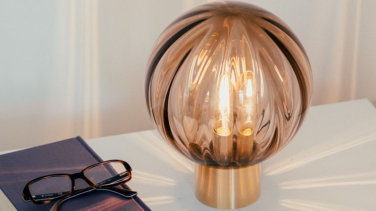 Nyhet - krystallkule bordlampe med messing sokkel