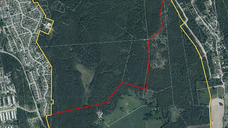 Karta. Rödmarkerat område-Markaskogens naturreservat. Gulmarkerat område-Utvidgning av naturreservatet