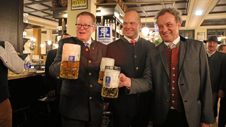 Dr. Martin Leibhard, Josef Laggner und Werner Mayer stoßen auf die Eröffnung des Augustiner am Markt an (v.l.)