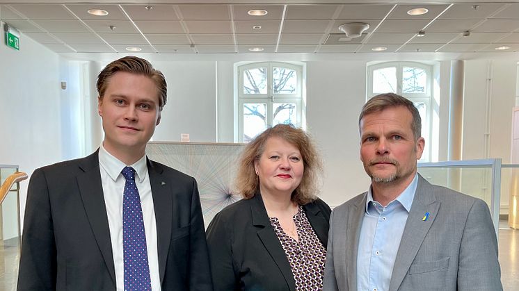 Albin Schyllert (M), vice ordförande i Psykiatri-, habilitering och hjälpmedelsnämnden, Charlotte Hedendahl (L), ledamot, Per Einarsson (KD) ordförande.