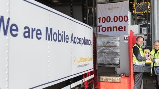 v.l.n.r.: Sören Stark, Vorstand Operations Lufthansa Cargo AG und Anke Giesen, Vorstand Operations Fraport AG