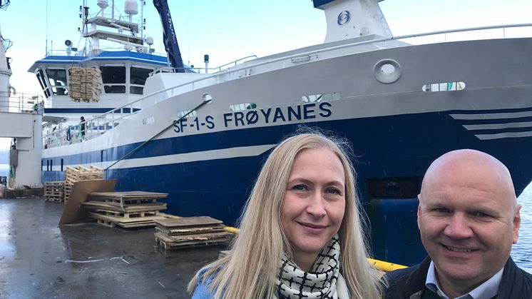 MODERNE: Autolinereder Arild Aarvik i Ervik Havfiske kunne stolt vise administrerende direktør i Norges sjømatråd, Renate Larsen, linebåten «Frøyanes» da den lå til kai i Tromsø. Foto: Dag Sørli, Sjømatrådet