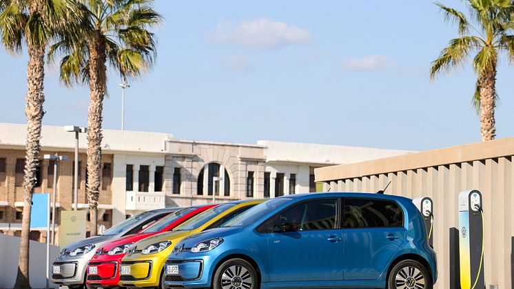 Volkswagen introducerer onlinesalg af e-up! kombineret med gratis opladning i et år. 