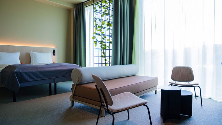 Sittekrok og seng i junior suite på Citybox Kristiansand