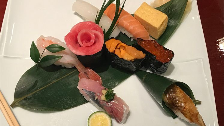Japansk sushi-kunst med norsk laks