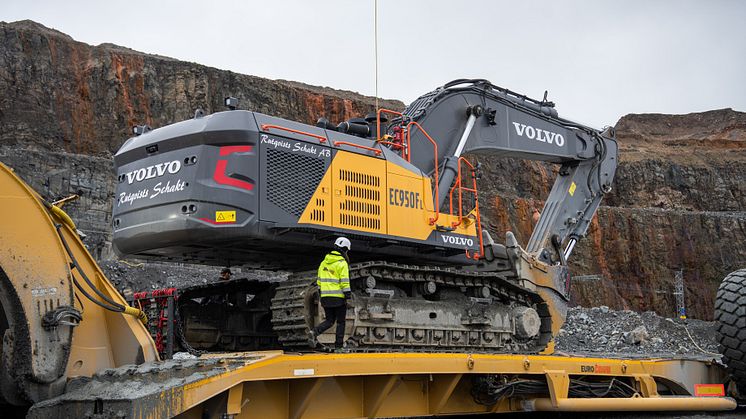 Volvo EC950F grävmaskin på trailer