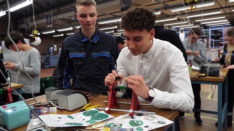 Auszubildender Timo Nordsiek und Nick Petrovic in der Ausbildungswerkstatt von Westfalen Weser Netz in Kirchlengern beim Energy Camp (v. l.).