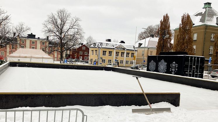 Lagom till helgen öppnar vi isbanan på Stora Torget.