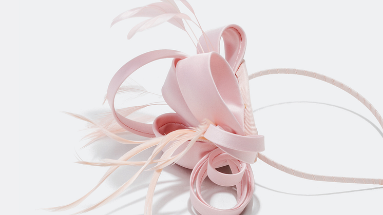 Diademet i satin och fjädrar är som hämtat från ett kungligt bröllop 