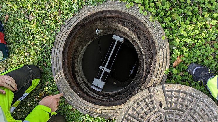 Turbinatorn monteras överst i en avloppsbrunn och kombinerar en kamera, en laserstråle och bildanalys baserad på en AI-algoritm för att mäta vattnets nivå och grumlighet. Foto: Olof Folkelind/IVL