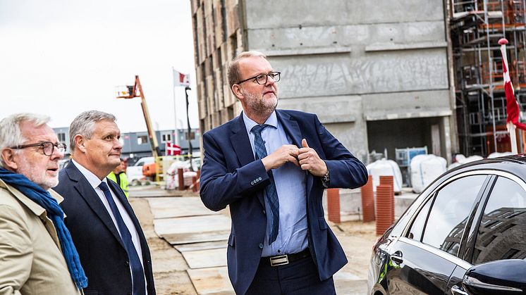 Fint besøg til rejsegilde på Ressourcerækkerne, hvor energi-, forsynings- og klimaminister Lars Chr. Lilleholt takkede Arkitektgruppen, NREP, og Lendager Group for at tage ansvar og leve op til regeringens visioner på klima- og miljøområdet.