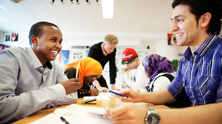 Elever i årskurs 8 och 9 i Husbygårdsskolan får möjlighet till resultatinriktad läxhjälp tack vare ett nytt samarbete mellan SKB och Stiftelsen Läxhjälpen.