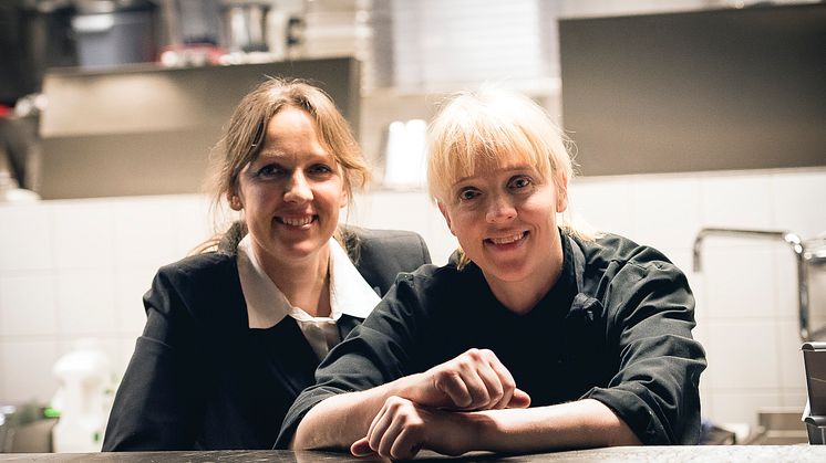 Carina och Ulrika Brydling dukade upp till en mycket uppskattad brunchbuffé på galoppbanan Bro Park i helgen. Foto: Elina Björklund/Svensk Galopp