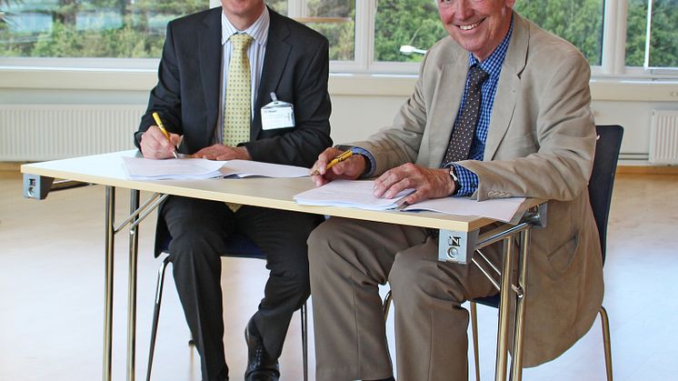 Avtalet undertecknades under ett besök på Hogia-gruppens huvudkontor i Stenungsund, av ISSG:s VD Robert Goldsmith och Hogias grundare och VD, Bert-Inge Hogsved.