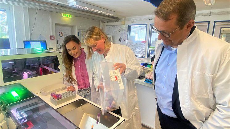 MdB Dr. Wiebke Esdar (Mitte) mit Franziska Wiebesiek (ÄL Labor DIAMEDIS) und Dr. Thomas Winkler (COO amedes-Gruppe) am Probenverteiler