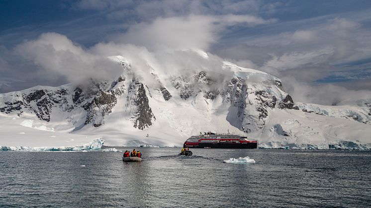 7__Antarctica DEC2021_MS Roald Amundsen_Photo Hurtigruten Expeditions_Oscar Farrera