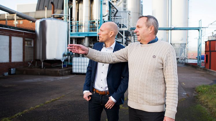 Peo Crona från Swedish Oat Fiber och Jonas Sörensson från Pemco Energi utanför fabriken i Bua
