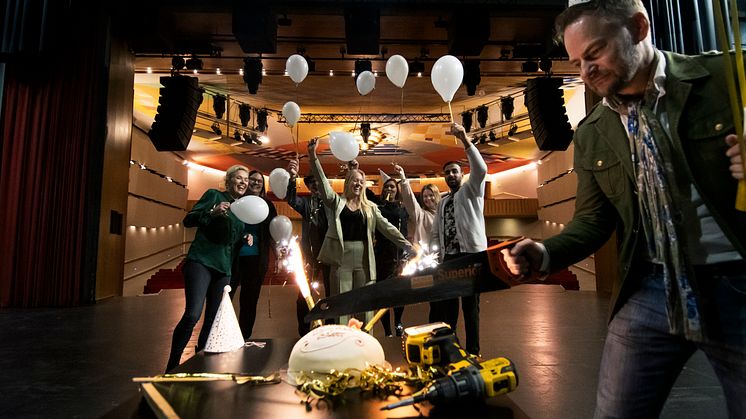 Det fixas och firas i en skön blandning på Halmstads Teater. Fast det riktiga kalaset väntar vi med till nästa år. Foto: Destination Halmstad
