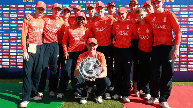 The England U19 men's team with the Plate Trophy at the 2020 ICC U19 Cricket World Cup.