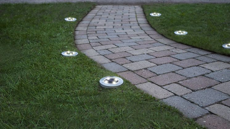 Lamporna sticks enkelt ner i gräsmattan med spettet på undersidan.