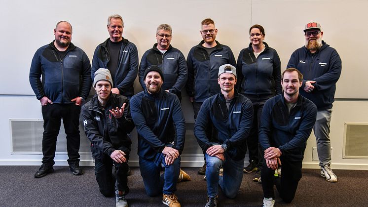 Autoexpertens Verkstadsråd. På bild: ö fr.vä: Mattias Höglund, Per Olsson, Thomas Karlsson, Simon Eriksson, Annelie Berglund, Pierre Wärn. u fr.vä: Erik Nordin, Johan Nelin, Måns Östlin, Jonathan Israelsson.