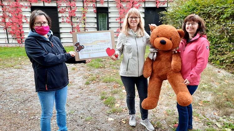 K erstin Stadler vom Kinderhospiz Bärenherz, Frau Popp und Frau Rogowski vom FinanzamtI, Leipzig bei der Spendenbergabe
