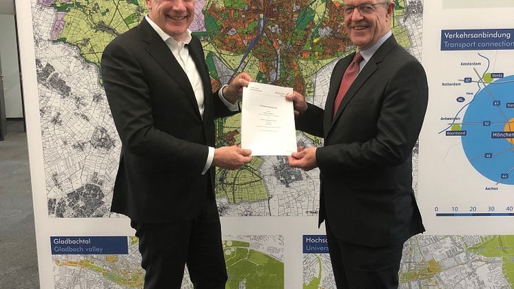 Deutsche Glasfaser Geschäftsführer Peter Kamphuis und Oberbürgermeister Hans Wilhelm Reiners