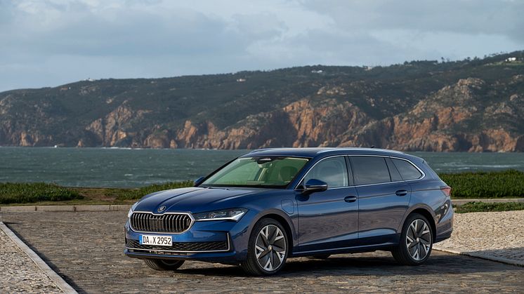 Plug-in-hybridbilen Škoda Superb Combi iV kan køre op til 133 km (WLTP) på en opladning. Ligesom Kodiaq iV koster den fra 449.995 kr. 