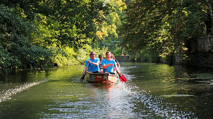 Sommertour von Martin Dulig: Bootsfahrt mit Jan Benzien entlang des Elstermühlgrabens  © Melina Gmeiner