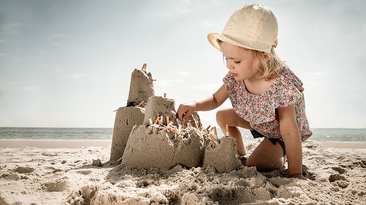 Det går snabbt att fimpa i sanden och vända ansiktet mot solen igen. Men din fimp hamnar i barnens sandslott, släpper ut miljögifter och ökar nedskräpningen.