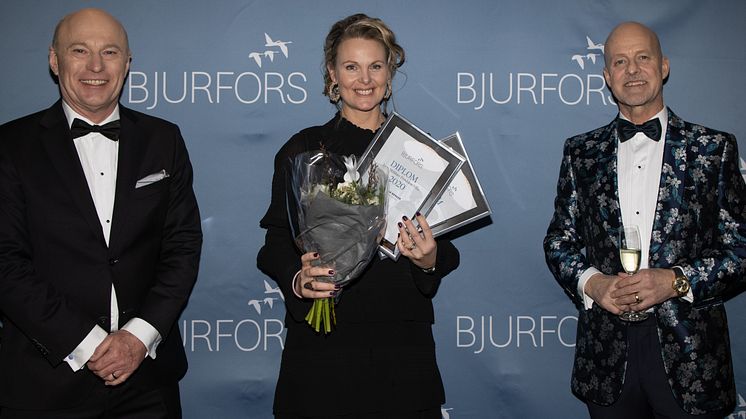 Årets villamäklare i Göteborgsområdet 2020 – Pernilla Berger, Bjurfors Marstrand (mitten). Här mottar hon utmärkelsen från Sven-Erik Kristensen, vd Bjurfors Göteborg (till vänster). Mats Ljung, ägare, Bjurfors