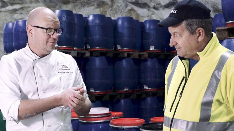 Johan Liljegren och Bengt Lorentsson diskuterar alla fördelarna med sill, nere i bergrummet i Kungshamn.