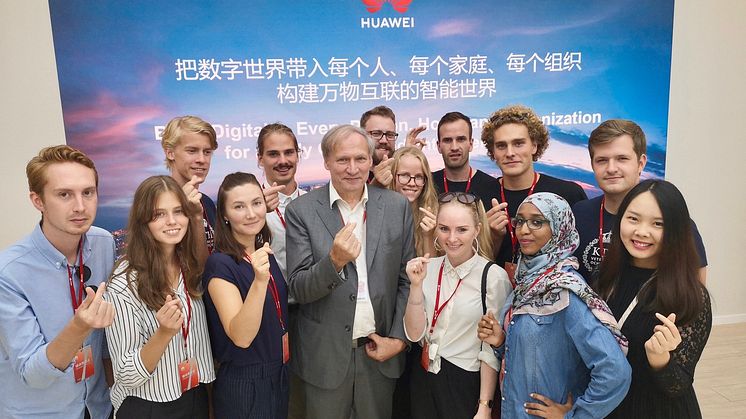 10 universitetsstudenter besökte Huawei i Kina