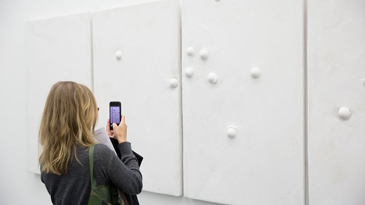 Vibeke Tandberg mottok Lorck Schive Kunstpris 2017. Hvem blir de nominerte for Lorck Schive 2019? Lansering av de fire nominerte vil finne sted ved TKM Bispegata fredag 21. september 2018.