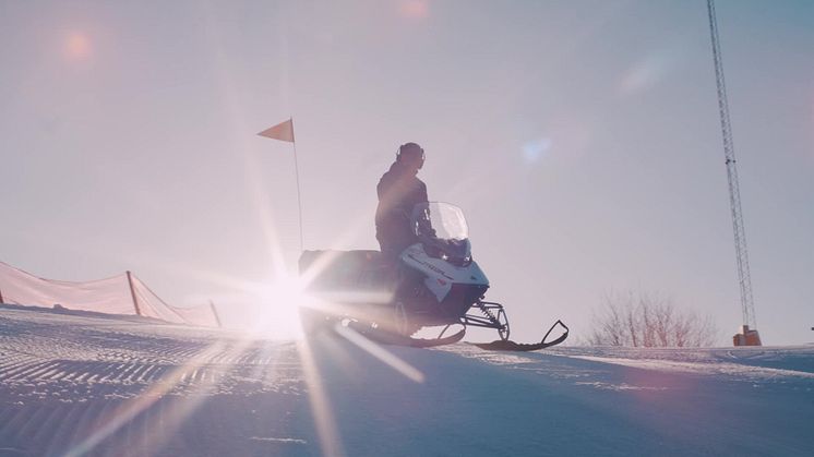 Elektrisk snöskoter används i pilotprojekt i Hammarbybacken