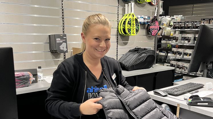 Jenny på Ahlsell fixar logga på västen till RSA-gruppen.