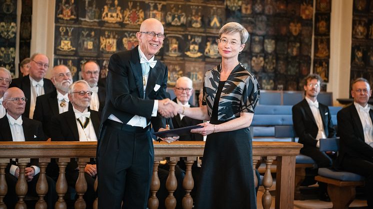 Lena Liepe mottar Gad Rausings pris av preses Anders Cullhed vid Kungl. Vitterhetsakademiens högtidssammankomst den 20 mars.