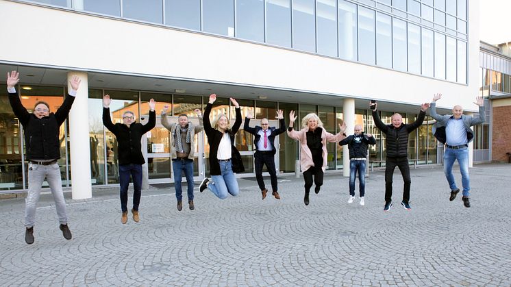 Tillsammans med Studentkåren vid Högskolan Väst, Trollhättans Stad, fastighetsägare Kraftstaden och bostadsbolaget Eidar utvecklar vi campus. Byggstart i höst för ny huvudentré, inomhustorg och restaurang. 