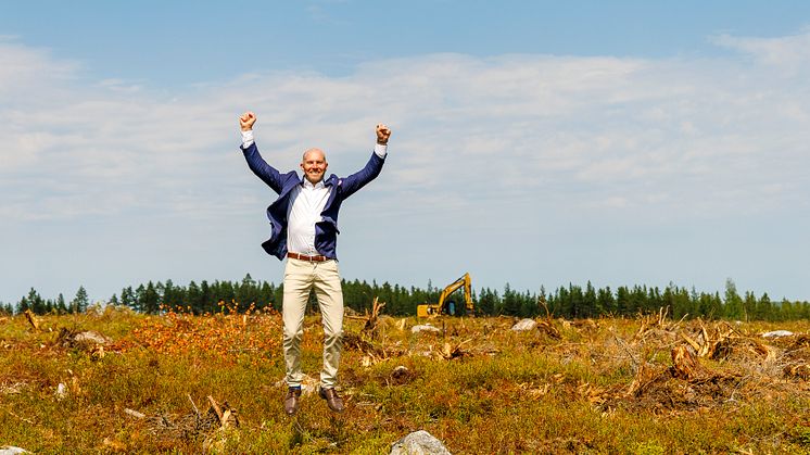 Bodens kommunalråd Claes Nordmark är jublande glad över den positiva byggnadsdomen. "Ett historisk datum för Boden", säger han. I bakgrunden pågår röjningen av stubbar efter avverkningen av Boden Industrial Park.