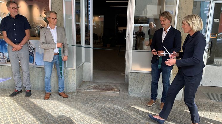 Bild från torsdagens invigning utanför nya lokalen i Varberg.