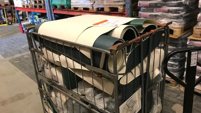 Projektmärkt installationsspill från M2 Ytskikt på väg till återvinning