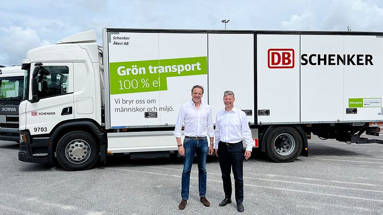 Tomas Johansson (t.h.), vd för Schenker Åkeri tillsammans med Jonas Jävert, Head of Innovation & Purchasing på samma bolag framför en av åkeriets eldrivna distributionsbilar.