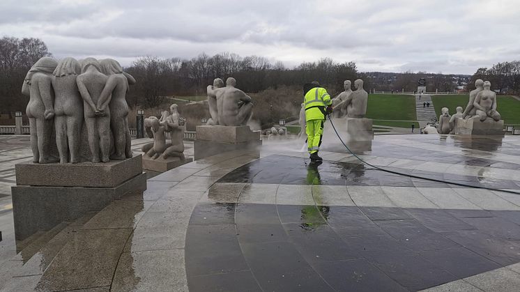 Konservatorer fra Vigelandmuseet og firmaet Stopp tagging kom raskt i gang med å fjerne malingen. Foto: Siri Refsum / Vigelandmuseet