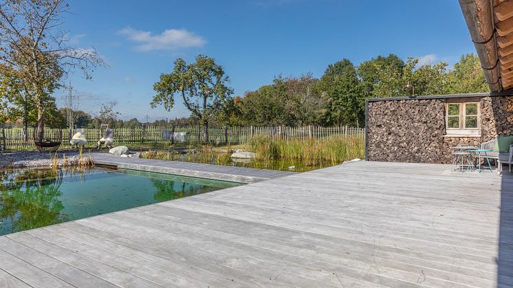Natur pur: Schwimmdeck aus Kebony
