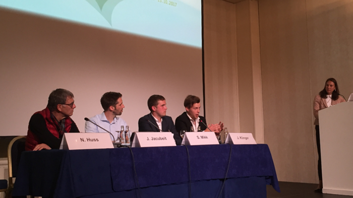 Wie viel Digitalisierung braucht das deutsche Gesundheitswesen? Jessica Hanneken, Prokuristin bei der apoBank, moderierte die Session zu dem Thema. Es diskutierten Nikolaus Huss, Dr. Johannes Jacubeit, Silver Mikk und Dr. Jörn Klinger.