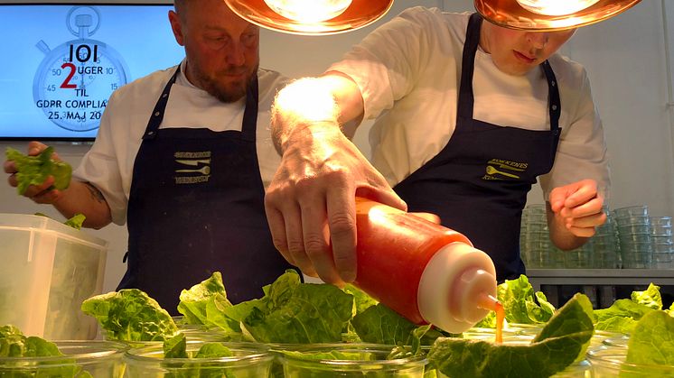 Vegetariske forårsruller gøres klar 