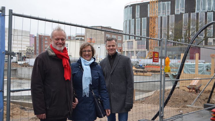 Die StadtführerInnen freuen sich u.a. auf die neue Wasserachse Kleiner Kiel Kanal v.li.: Uwe Trautsch, Manuela Junghölter, Jens-Olaf Beismann